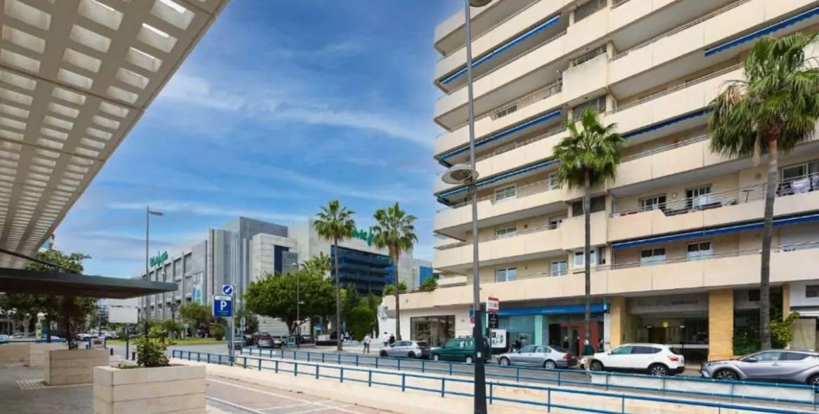 Sale of middle floor apartment in Puerto Banús 3
