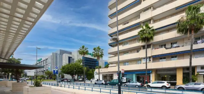 Sale of middle floor apartment in Puerto Banús 2