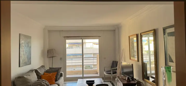 Sale of middle floor apartment in Puerto Banús 3