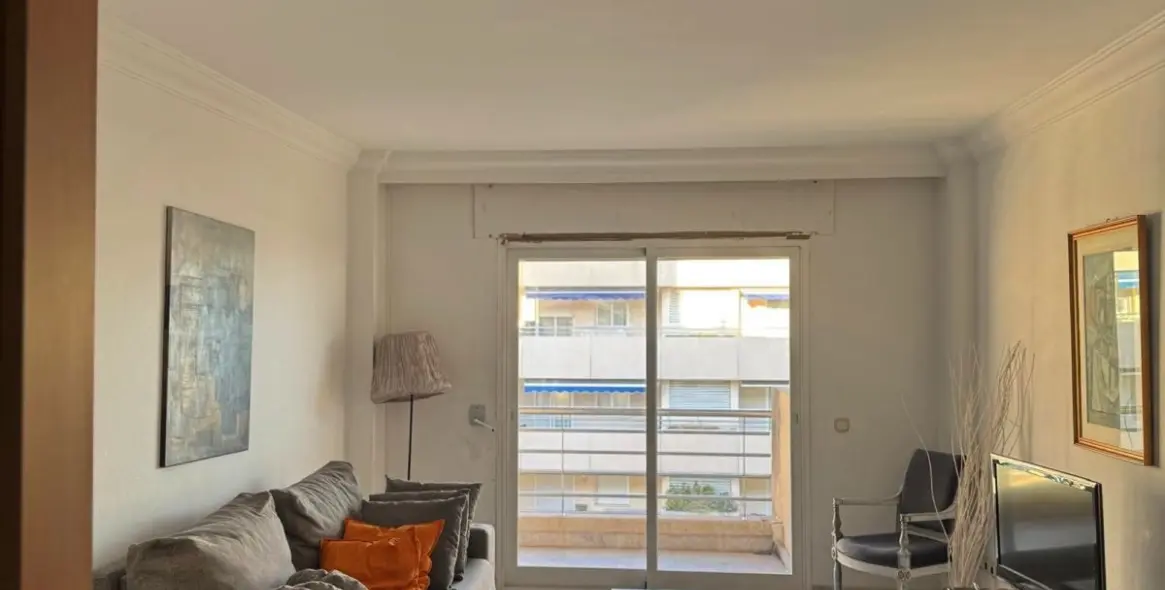 Sale of middle floor apartment in Puerto Banús 8