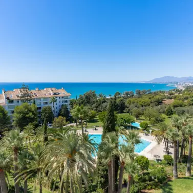 Продажа апартаментов на среднем этаже в Marbella