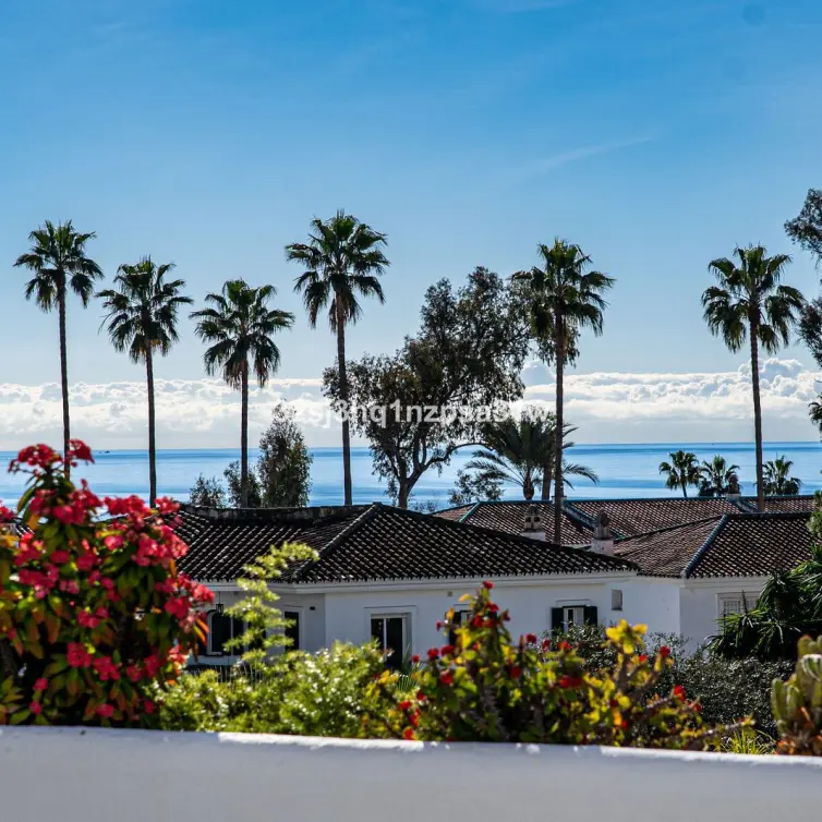 Sale of middle floor apartment in Guadalmina Baja