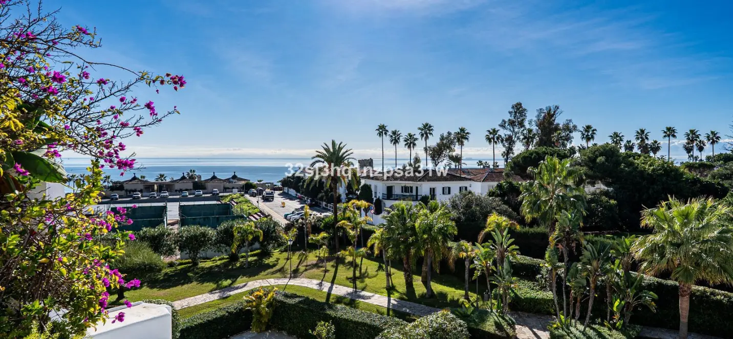 Sale of middle floor apartment in Guadalmina Baja 2