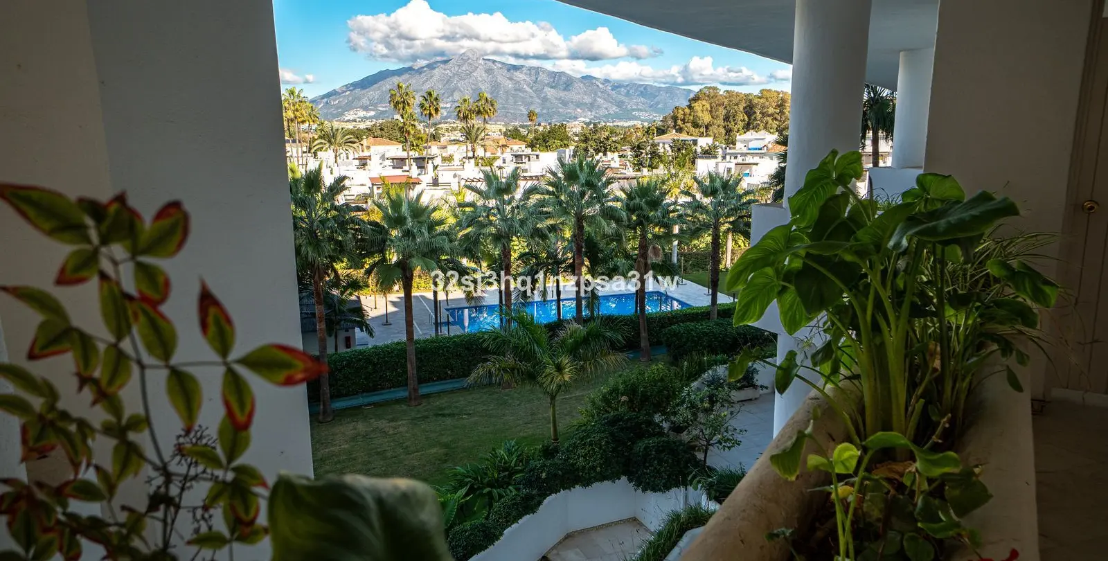 Sale of middle floor apartment in Guadalmina Baja 20