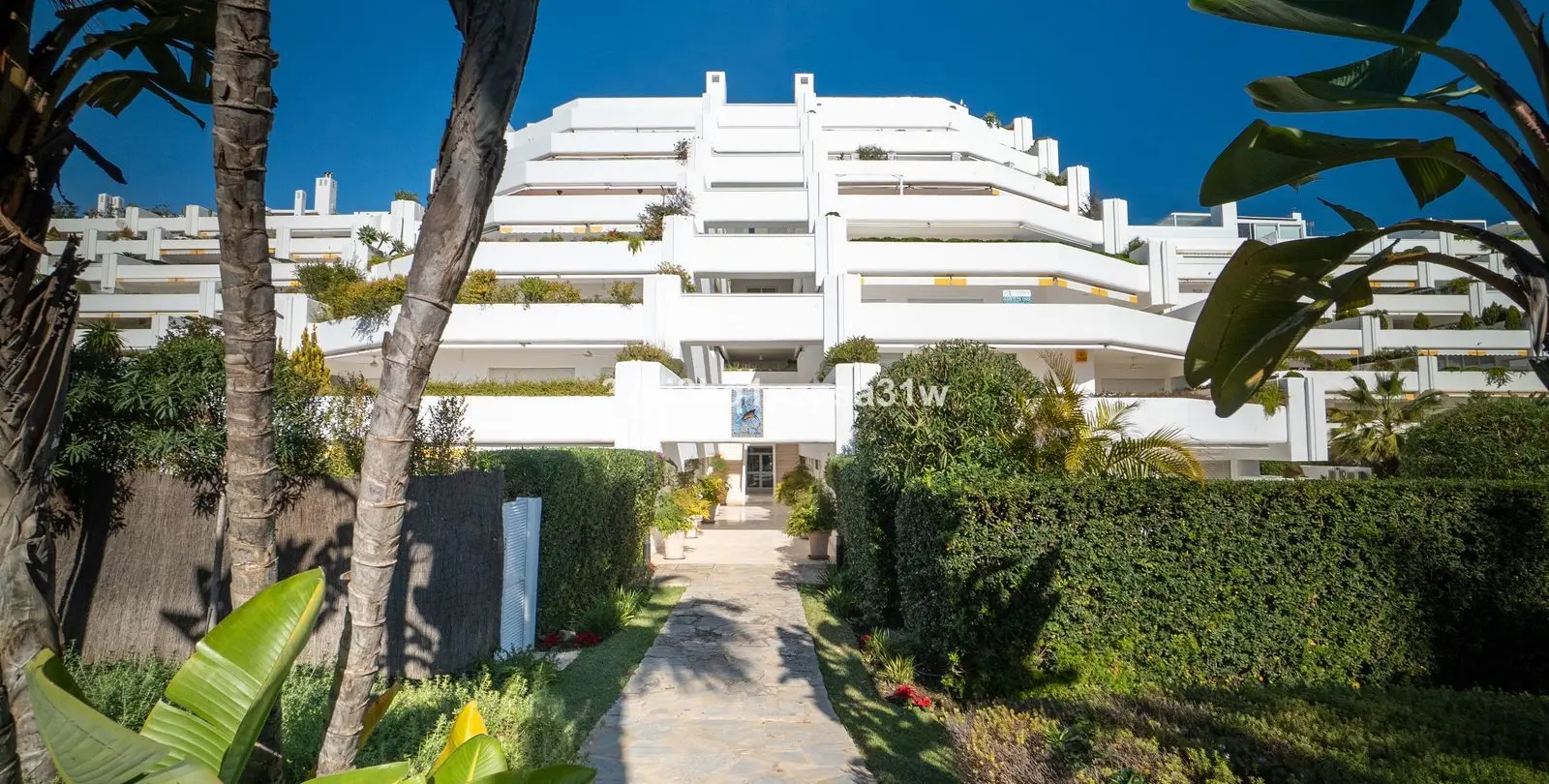 Sale of middle floor apartment in Guadalmina Baja 22