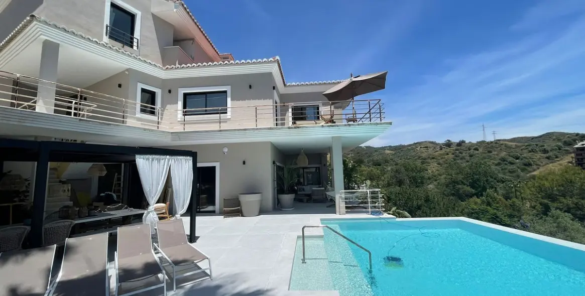 Продажа  отдельно стоящей виллы в Elviria 1