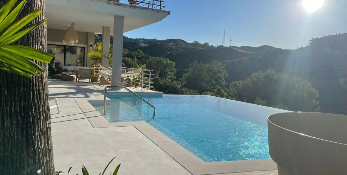 Продажа  отдельно стоящей виллы в Elviria 2