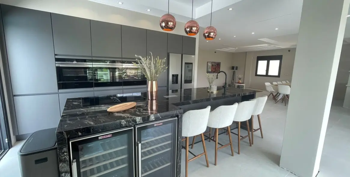 Продажа  отдельно стоящей виллы в Elviria 11