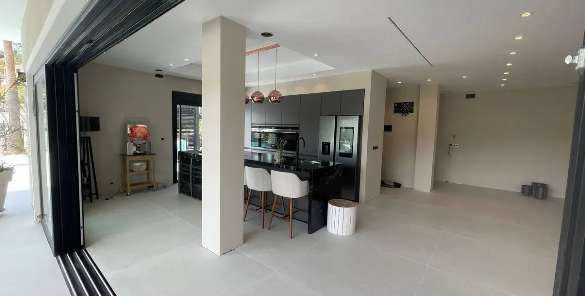 Продажа  отдельно стоящей виллы в Elviria 18