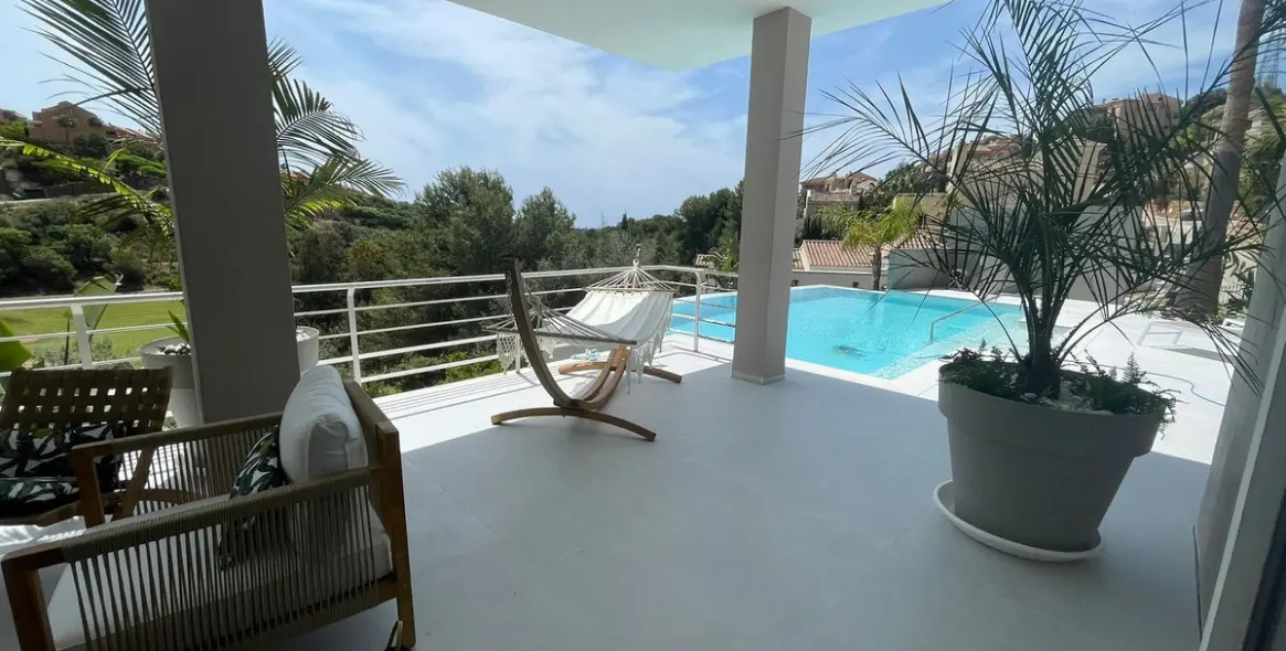 Продажа  отдельно стоящей виллы в Elviria 19