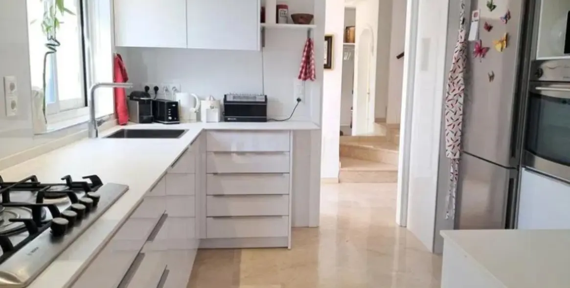 Продажа дома на две семьи в Estepona 2