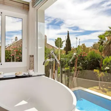 Продажа  отдельно стоящей виллы в Nueva Andalucía