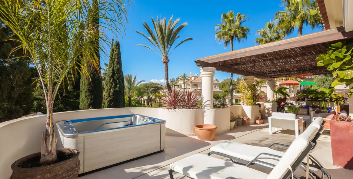 Продажа двухуровневого пентхауса в Nueva Andalucía 3