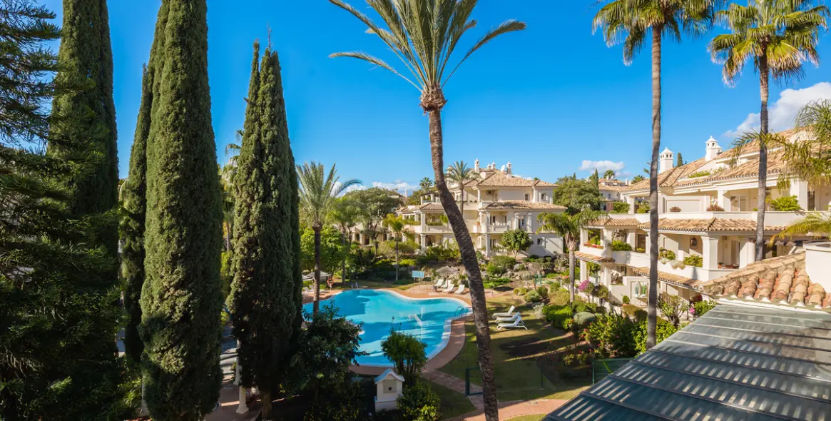 Sale of penthouse duplex in Nueva Andalucía 32