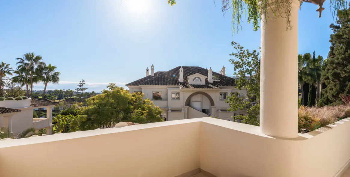 Sale of penthouse duplex in Nueva Andalucía 39