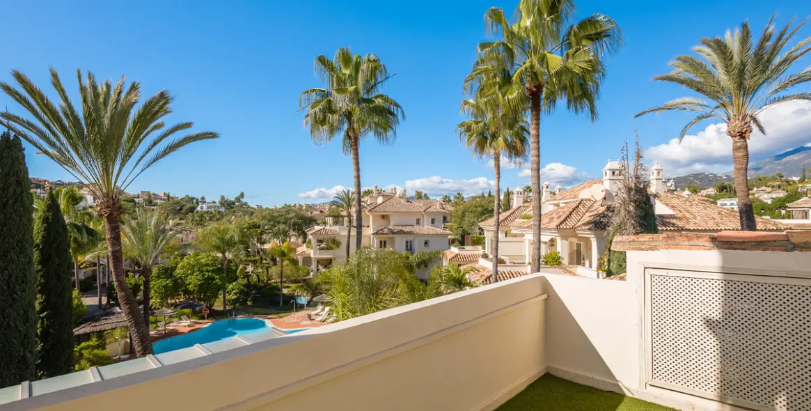 Sale of penthouse duplex in Nueva Andalucía 42