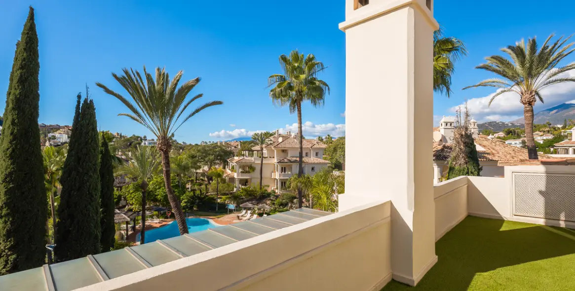 Sale of penthouse duplex in Nueva Andalucía 44