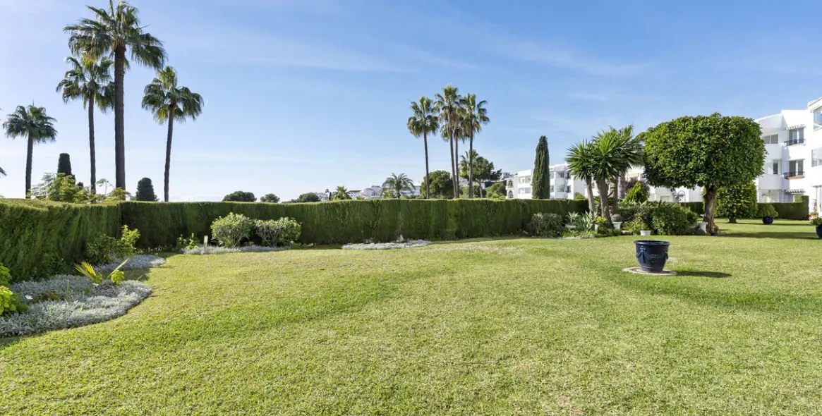 Sale of ground floor apartment in Miraflores 18