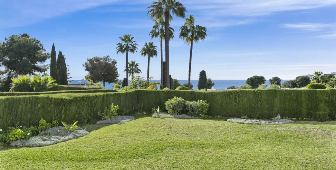 Sale of ground floor apartment in Miraflores 20