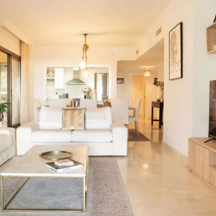 Sale of ground floor apartment in Benahavís