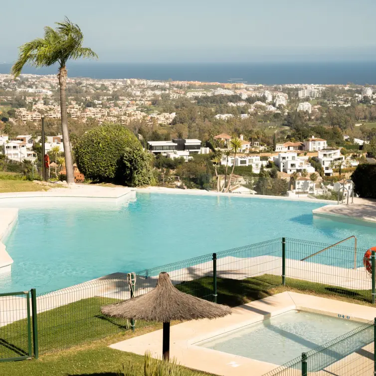 Sale of ground floor apartment in Benahavís