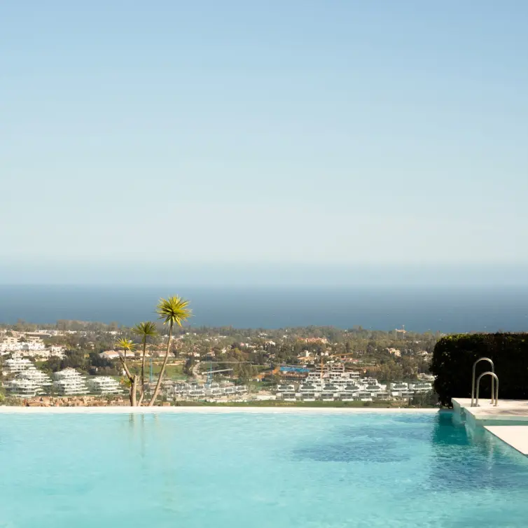 Sale of ground floor apartment in Benahavís