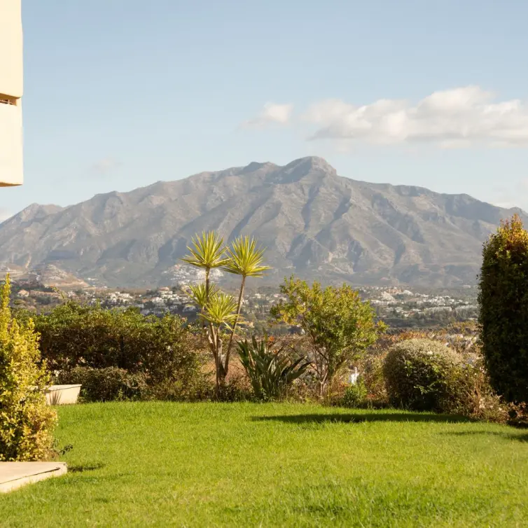 Sale of ground floor apartment in Benahavís