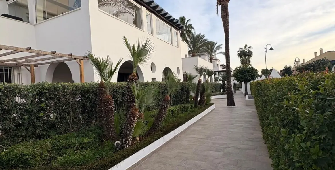 Venta de apartamento en planta baja en Nueva Andalucía 28