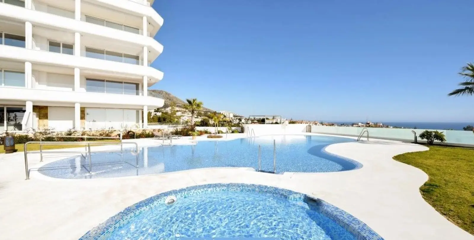 Sale of middle floor apartment in Fuengirola 1