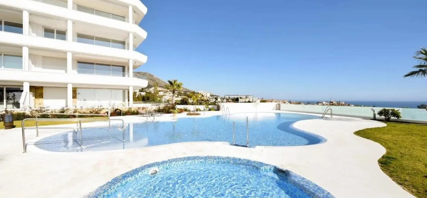 Sale of middle floor apartment in Fuengirola 0