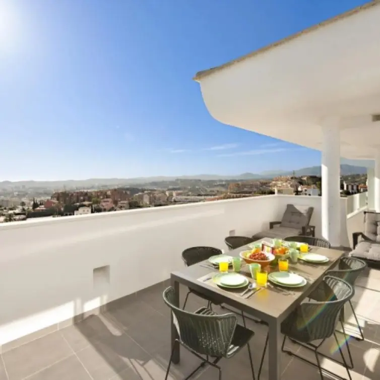 Sale of middle floor apartment in Fuengirola