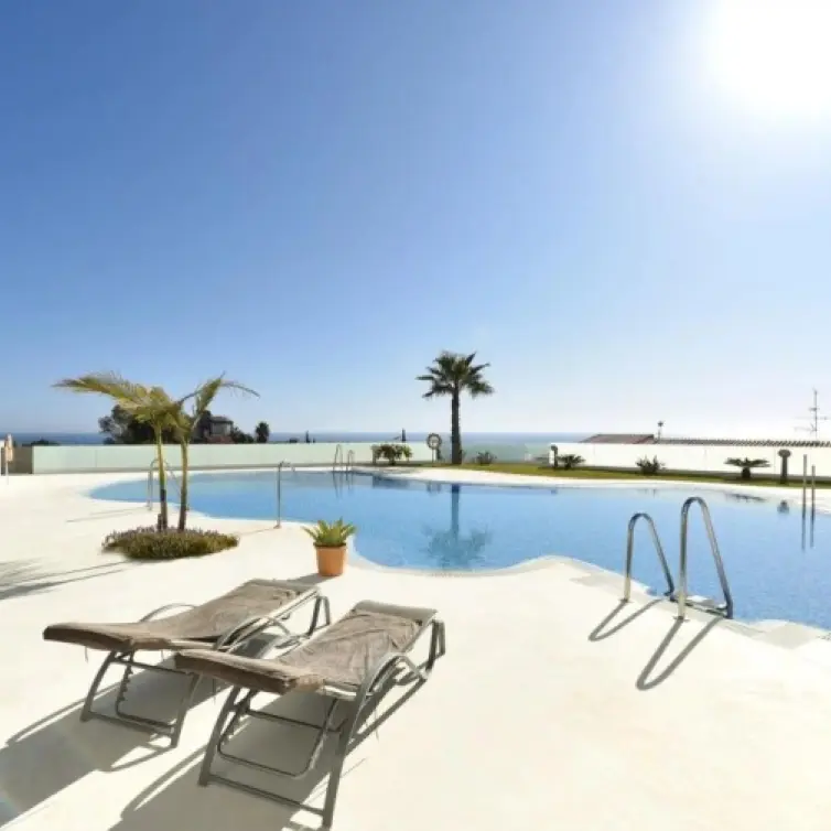 Sale of middle floor apartment in Fuengirola