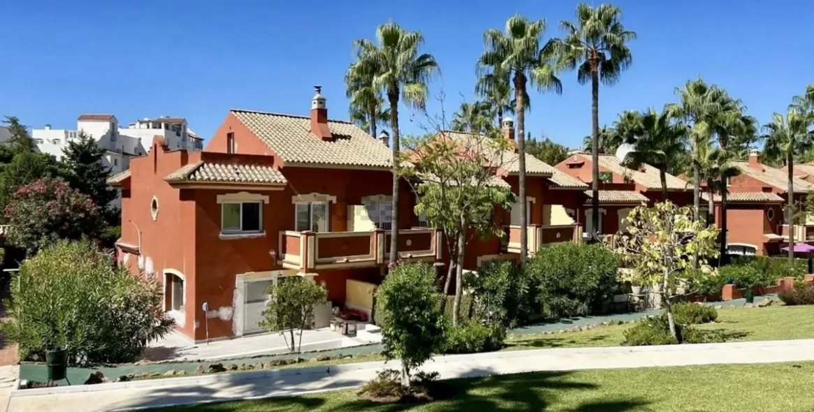 Продажа дома на две семьи в Estepona 1