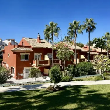 Продажа дома на две семьи в Estepona