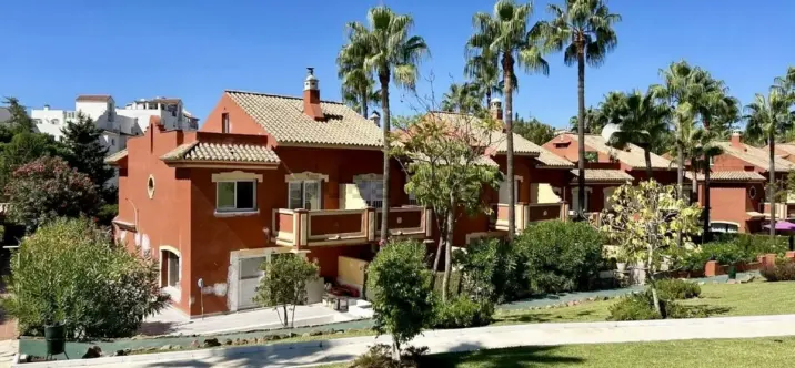 Продажа дома на две семьи в Estepona 0