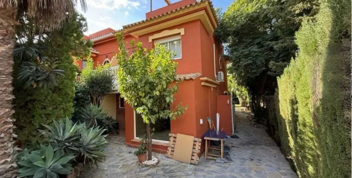 Продажа дома на две семьи в Estepona 2