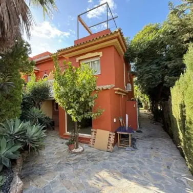 Продажа дома на две семьи в Estepona