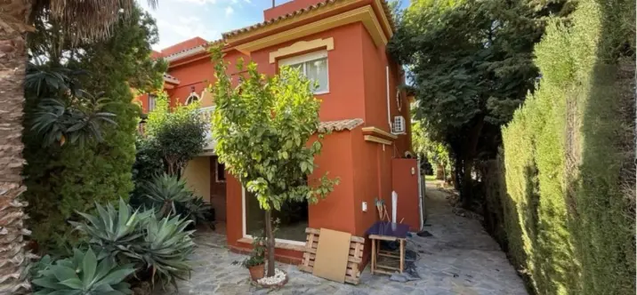 Продажа дома на две семьи в Estepona 1
