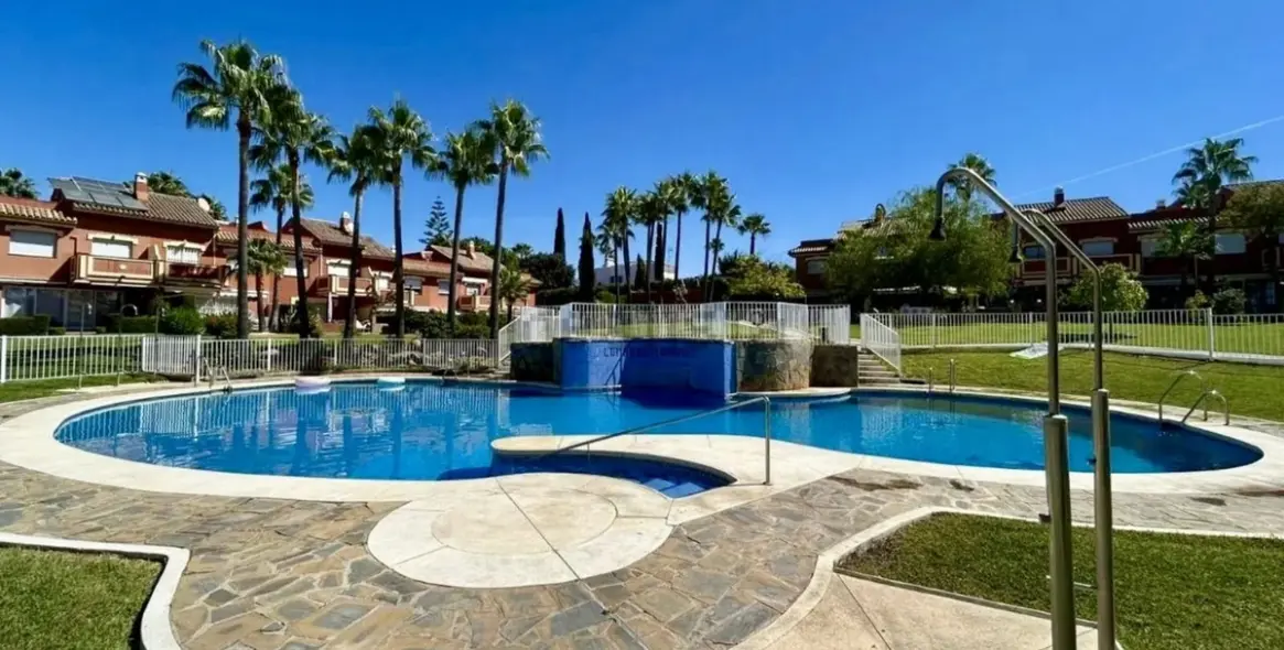 Продажа дома на две семьи в Estepona 3