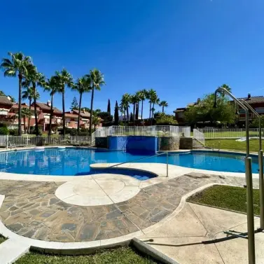 Продажа дома на две семьи в Estepona