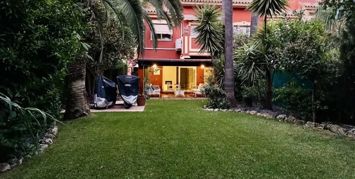 Продажа дома на две семьи в Estepona 4