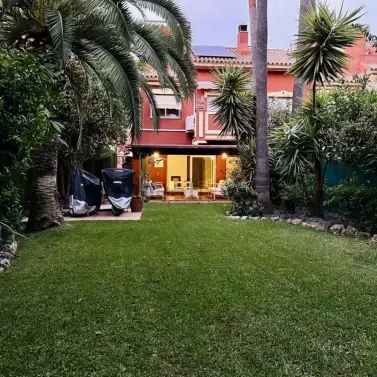 Продажа дома на две семьи в Estepona