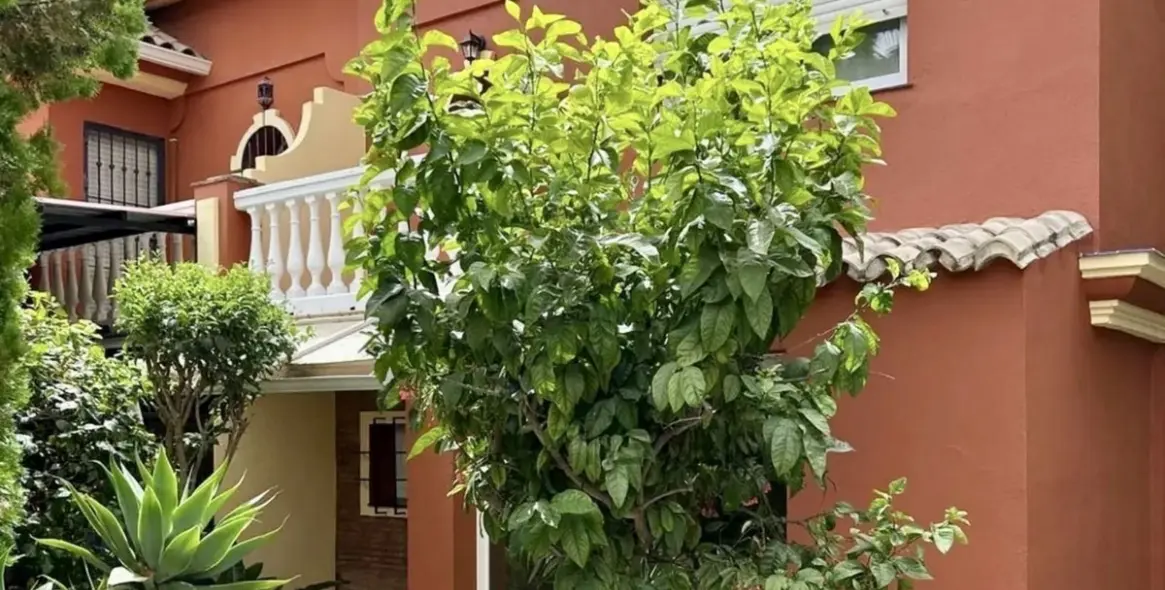 Продажа дома на две семьи в Estepona 5