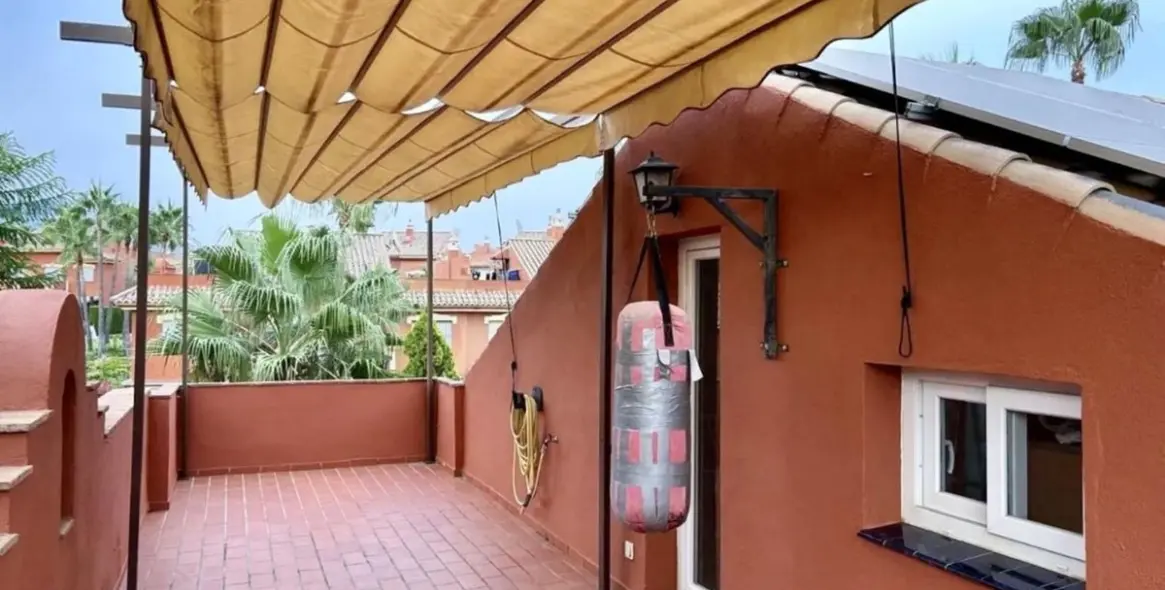 Продажа дома на две семьи в Estepona 6