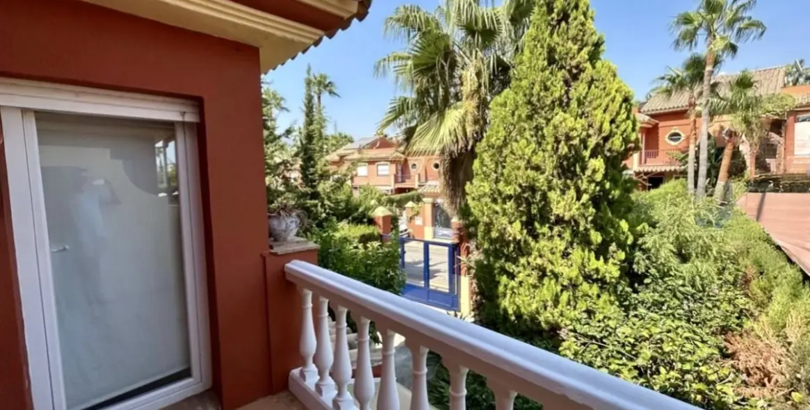 Продажа дома на две семьи в Estepona 12