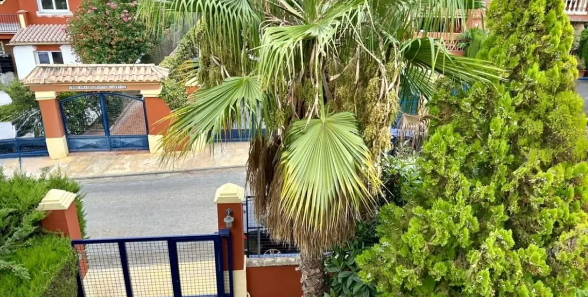 Продажа дома на две семьи в Estepona 17