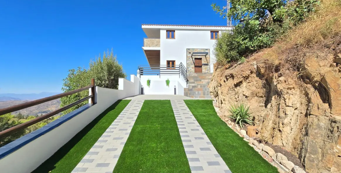 Sale of detached villa in Limonar 8