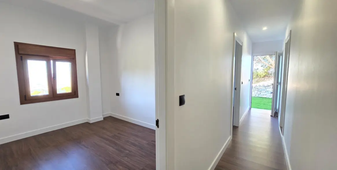 Sale of detached villa in Limonar 11