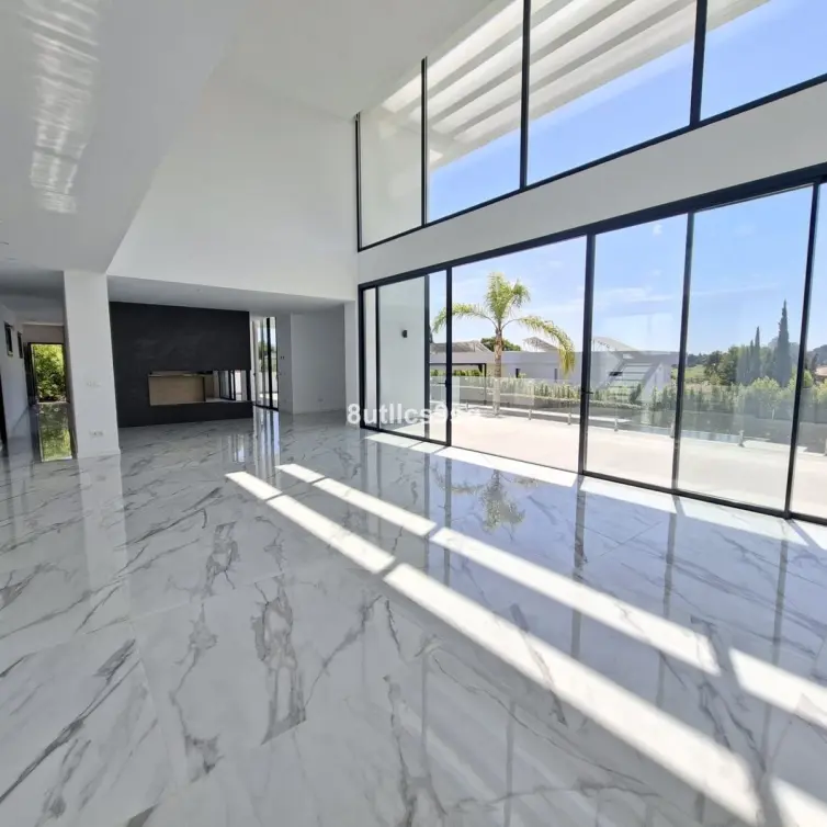 Sale of detached villa in Benahavís
