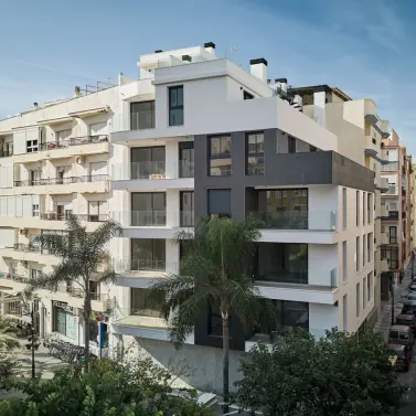 Sale of middle floor apartment in Estepona